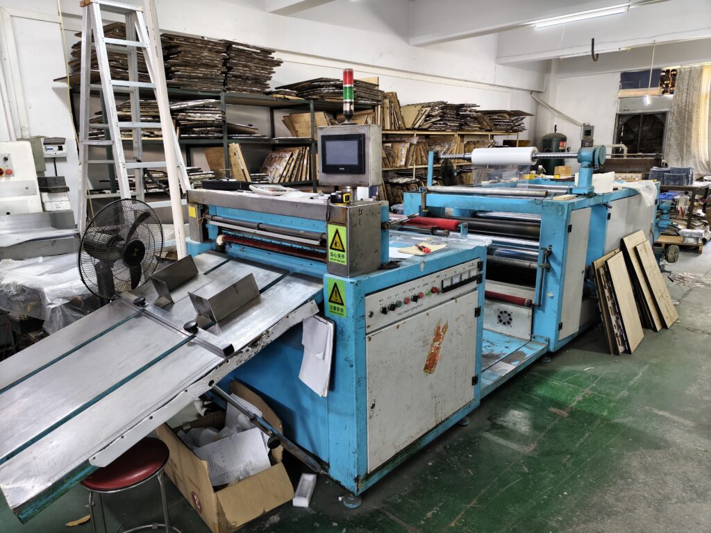 Automatic plastic sheet processing machine