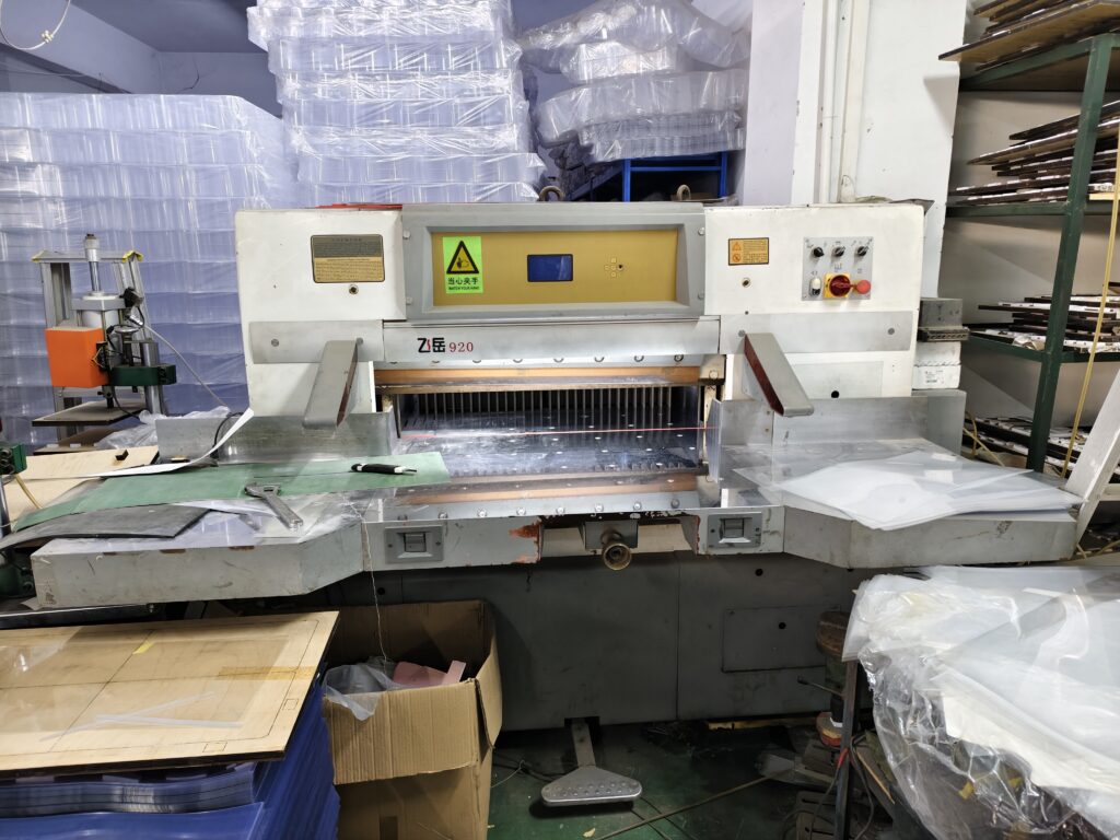 Industrial cutting machine for packaging materials